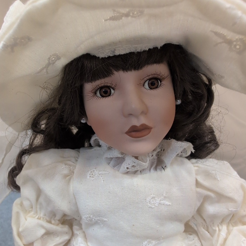 Boyds Collection Yesterdays Child Emilee Porcelain Doll 4808 Cream Dress 2000 - Picture 2 of 7